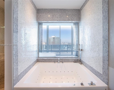 200 Biscayne Boulevard Way - Photo Thumbnail 10