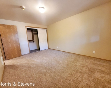 901 Pecan Ct - Photo Thumbnail 2