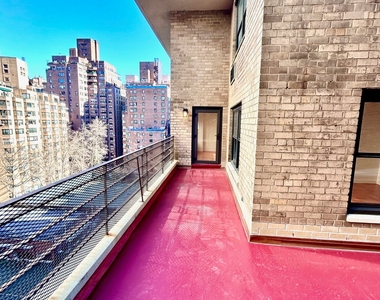 East 55 Street - Photo Thumbnail 12