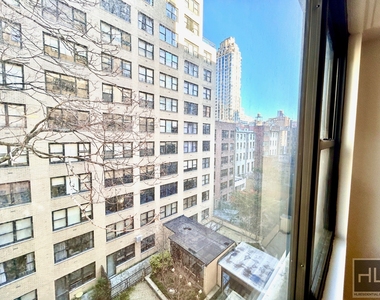 East 49 Street - Photo Thumbnail 6