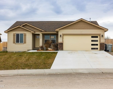 1594 Ne Cinder Loop - Photo Thumbnail 1