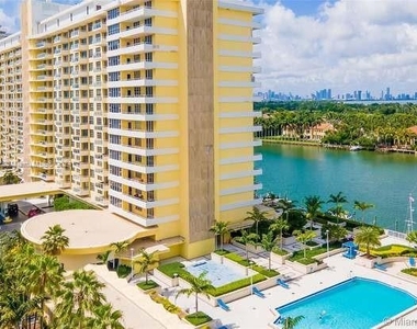 5600 Collins Ave - Photo Thumbnail 19