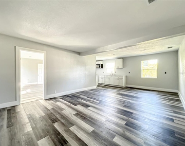 1550 E Bay Street - Photo Thumbnail 2