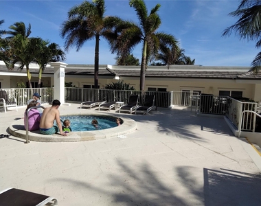 4775 Collins Ave - Photo Thumbnail 23