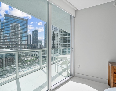 475 Brickell Ave - Photo Thumbnail 8