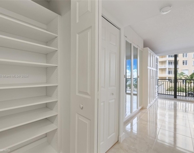 540 Brickell Key Dr - Photo Thumbnail 7