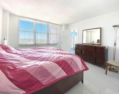 5601 Collins Ave - Photo Thumbnail 3