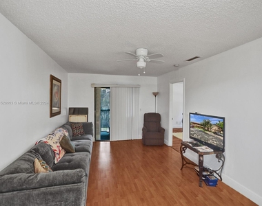 10571 Royal Palm Blvd - Photo Thumbnail 7