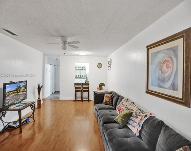 10571 Royal Palm Blvd - Photo Thumbnail 6