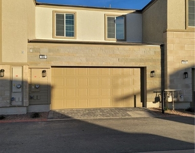 862 Bronzite Street - Photo Thumbnail 0