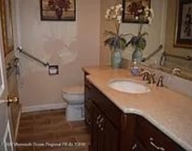 470 Monmouth Place - Photo Thumbnail 10