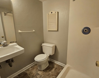 1304 N Bronough Street - Photo Thumbnail 7