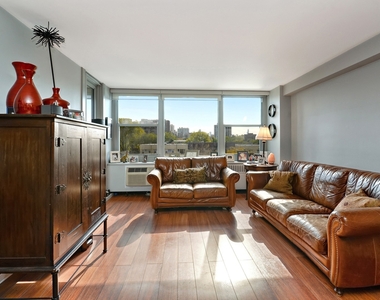 555 W Cornelia Avenue - Photo Thumbnail 2