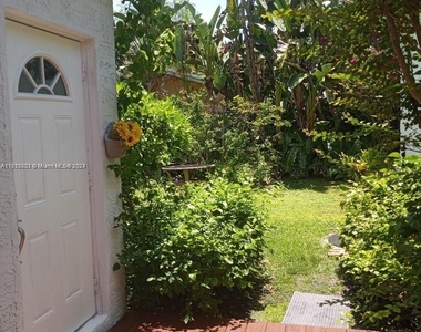 1625 Sw 12th St - Photo Thumbnail 2