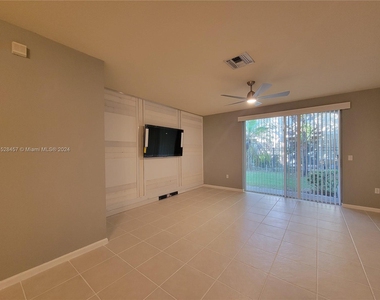 2761 Sw 82nd Ave - Photo Thumbnail 3