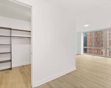 2 W Delaware Place - Photo Thumbnail 9