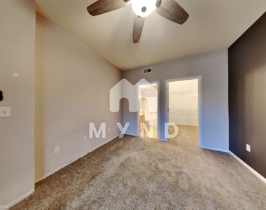 4200 E Commerce Way Apt 812 - Photo Thumbnail 7