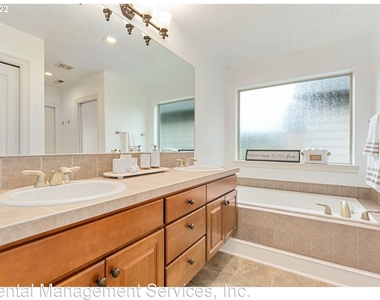 17335 Sw Montague Way - Photo Thumbnail 15