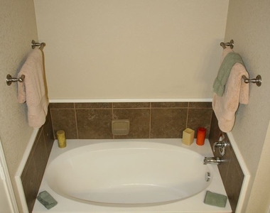 9824 B Salem Way - Photo Thumbnail 7