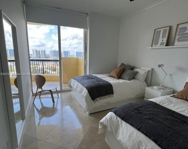 17875 Collins Ave - Photo Thumbnail 6