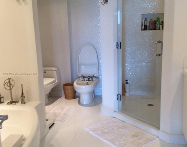 888 Biscayne Blvd - Photo Thumbnail 7