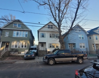 1068 Bond St - Photo Thumbnail 27