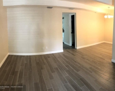 1205 S Flagler Ave - Photo Thumbnail 3