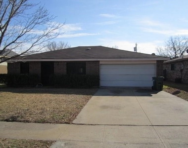 826 Apple Valley Drive - Photo Thumbnail 0