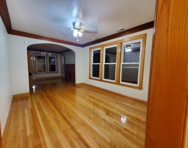 8716 S Exchange Avenue - Photo Thumbnail 1