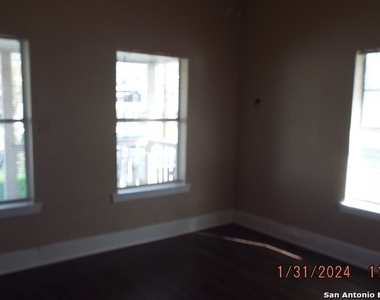 514 E Ashby Pl - Photo Thumbnail 9