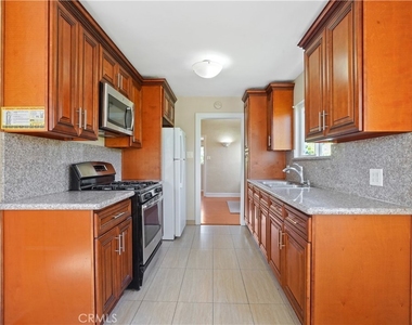 17428 Kingsbury Street - Photo Thumbnail 7