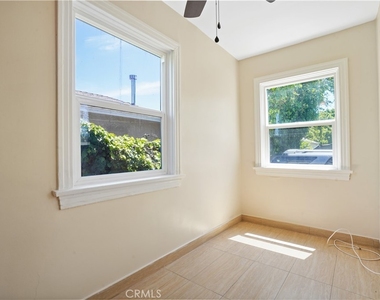 17428 Kingsbury Street - Photo Thumbnail 4