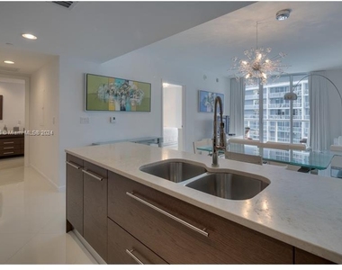 475 Brickell Ave - Photo Thumbnail 6