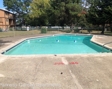 Parkway Garden Apartments 14124-14212 Ne Sandy Blvd - Photo Thumbnail 16