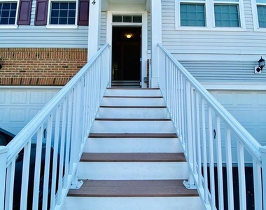 114 Admiral Ln - Photo Thumbnail 1