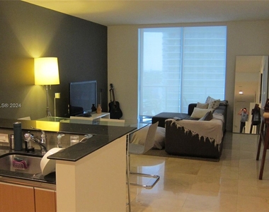 1060 Brickell Ave - Photo Thumbnail 4