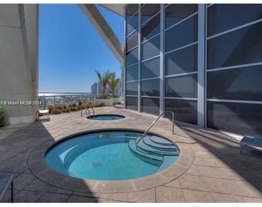 888 Biscayne Blvd - Photo Thumbnail 3