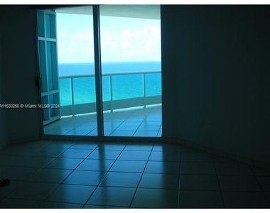 5025 Collins Ave - Photo Thumbnail 8