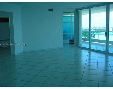 5025 Collins Ave - Photo Thumbnail 9