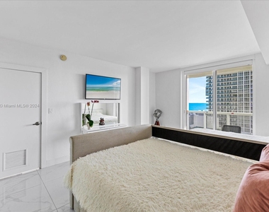 10275 Collins Ave - Photo Thumbnail 16