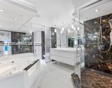 18671 Collins Ave - Photo Thumbnail 25