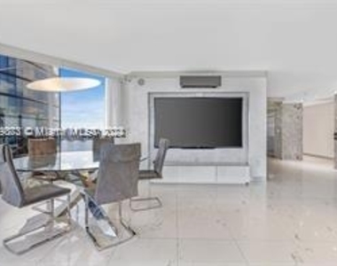 18671 Collins Ave - Photo Thumbnail 4