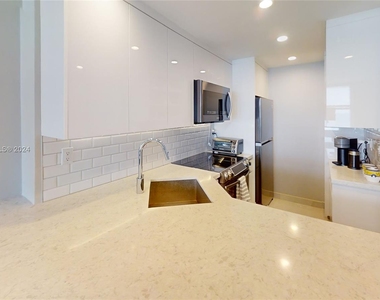 2899 Collins Ave - Photo Thumbnail 7