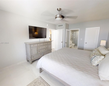 2899 Collins Ave - Photo Thumbnail 19