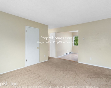 6851 N Fessenden Street - Photo Thumbnail 5