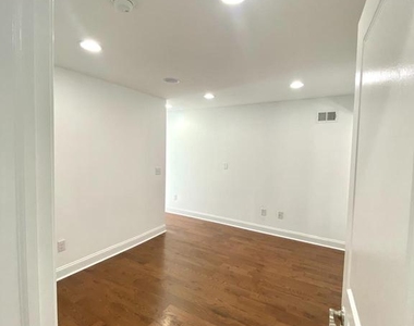 2570 Frankford Ave - Photo Thumbnail 4