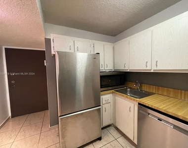 2924 Collins Ave - Photo Thumbnail 14