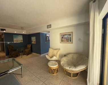 2924 Collins Ave - Photo Thumbnail 3