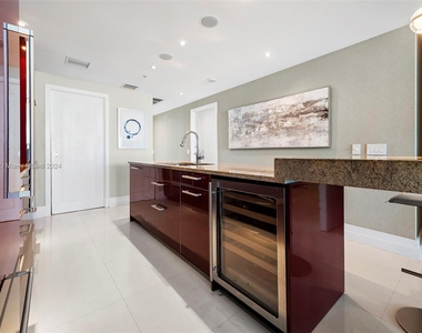 3801 Collins Ave - Photo Thumbnail 9