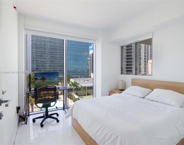 1300 Brickell Bay Dr - Photo Thumbnail 3